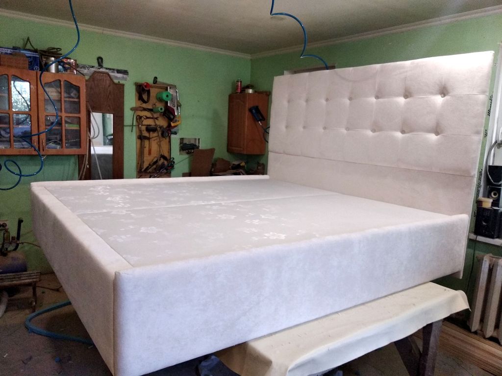 Дизайнерская кровать шпигованная пуговицами под заказ.