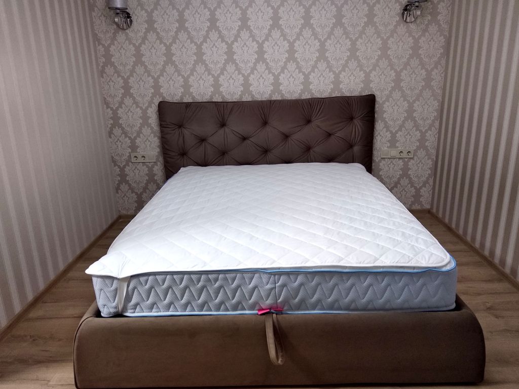Дизайнерская кровать шпигованная пуговицами под заказ.